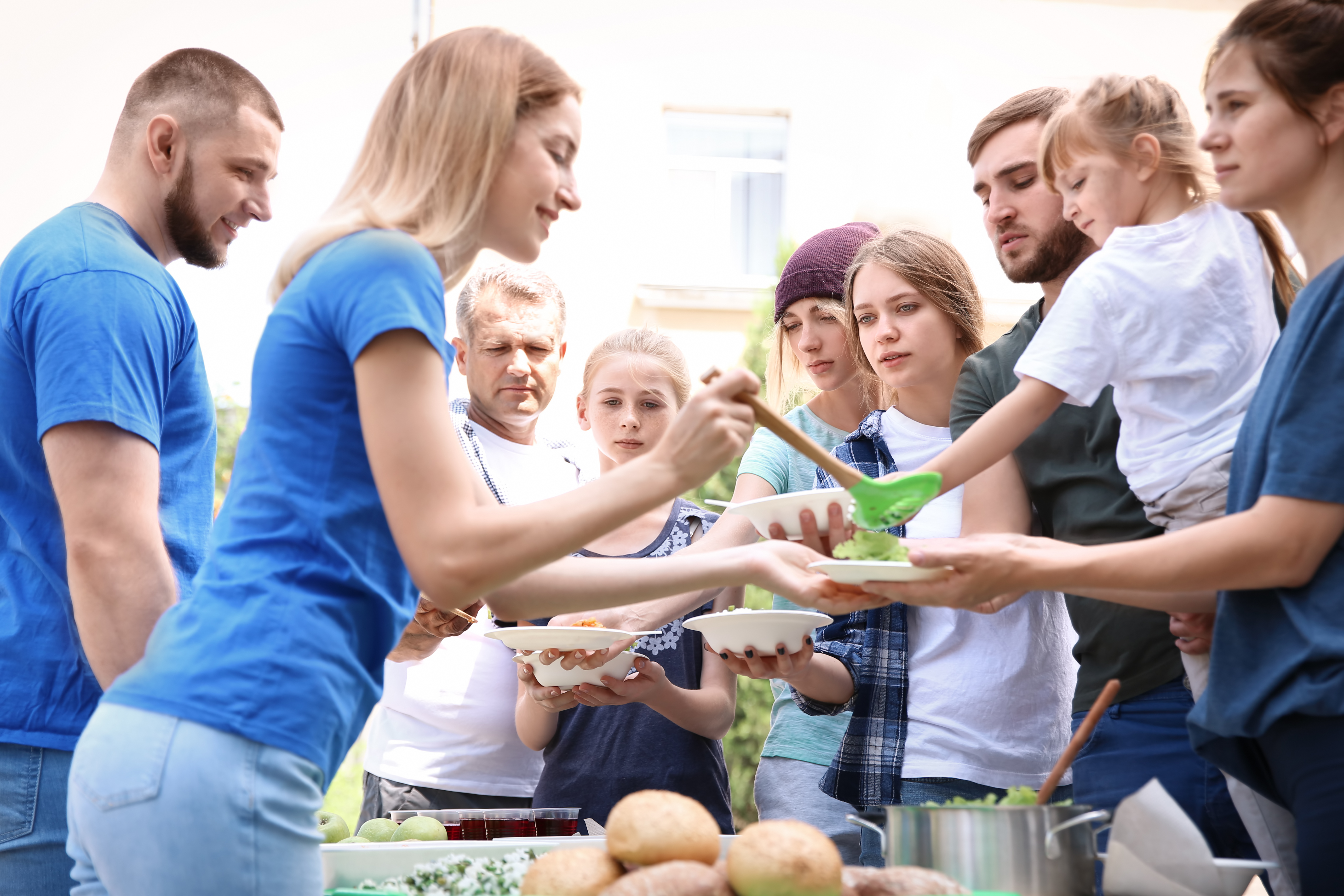 Студенты волонтерская деятельность. Волонтер с едой. Волонтер это человек который. Волонтерство люди. Социальное волонтерство.