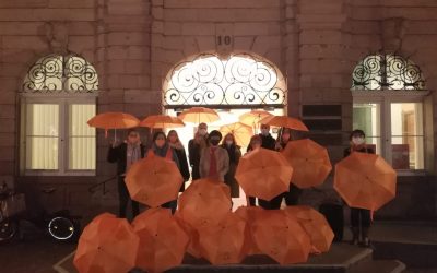 Sichtbares Zeichen gegen Gewalt an Frauen vor dem Heidelberger Rathaus